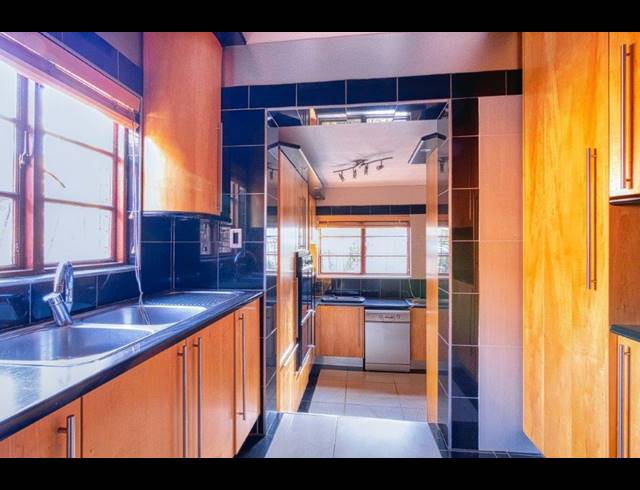 7 BEDROOM FREEHOLD TO LET IN BRYANSTON
